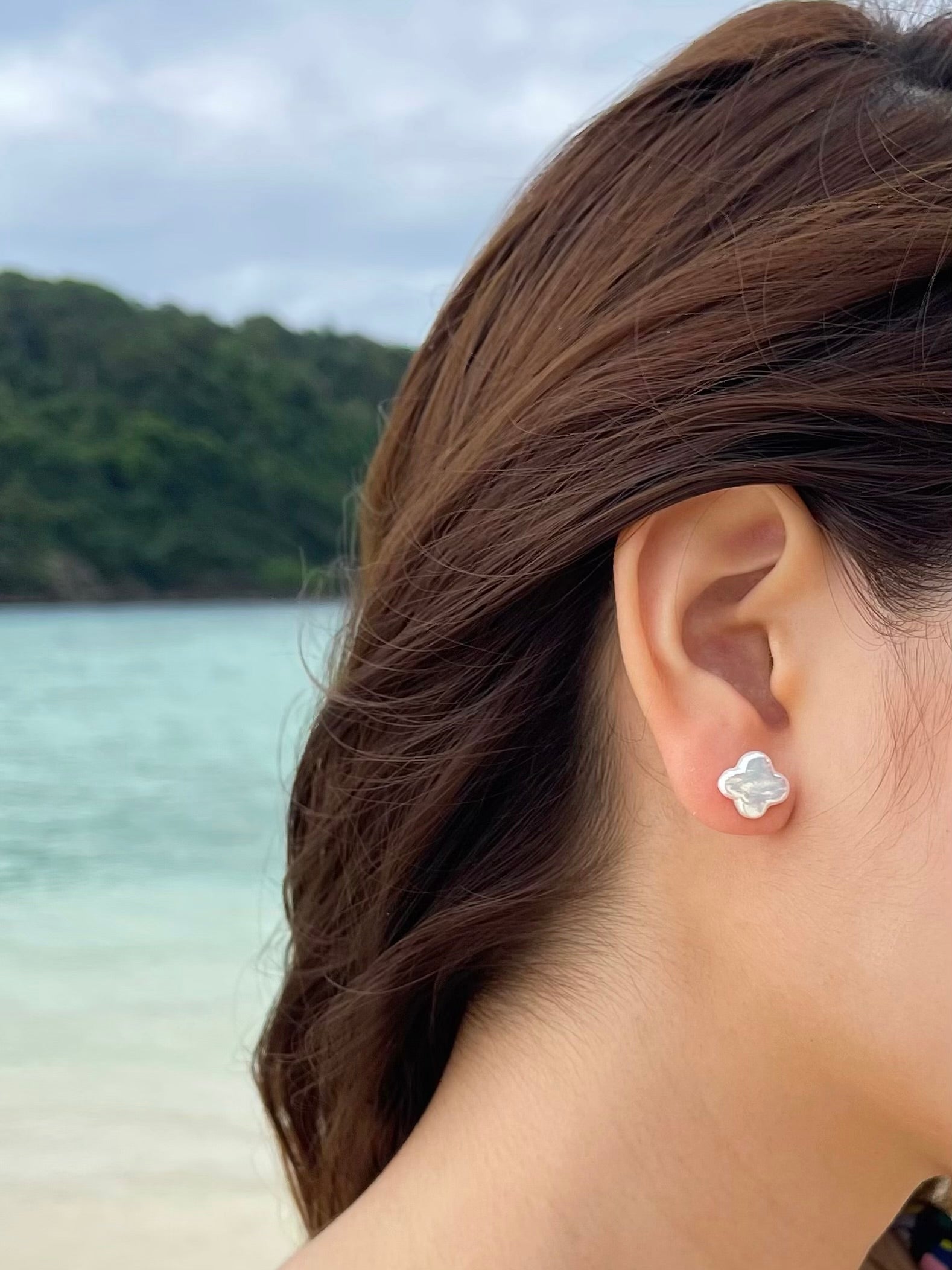 Flower Pearl Star Stud Earrings - Minimalist style. is the perfect choice for beach vacation or every day wear. This pearl earring is made using natural water fresh pearl understated elegance.