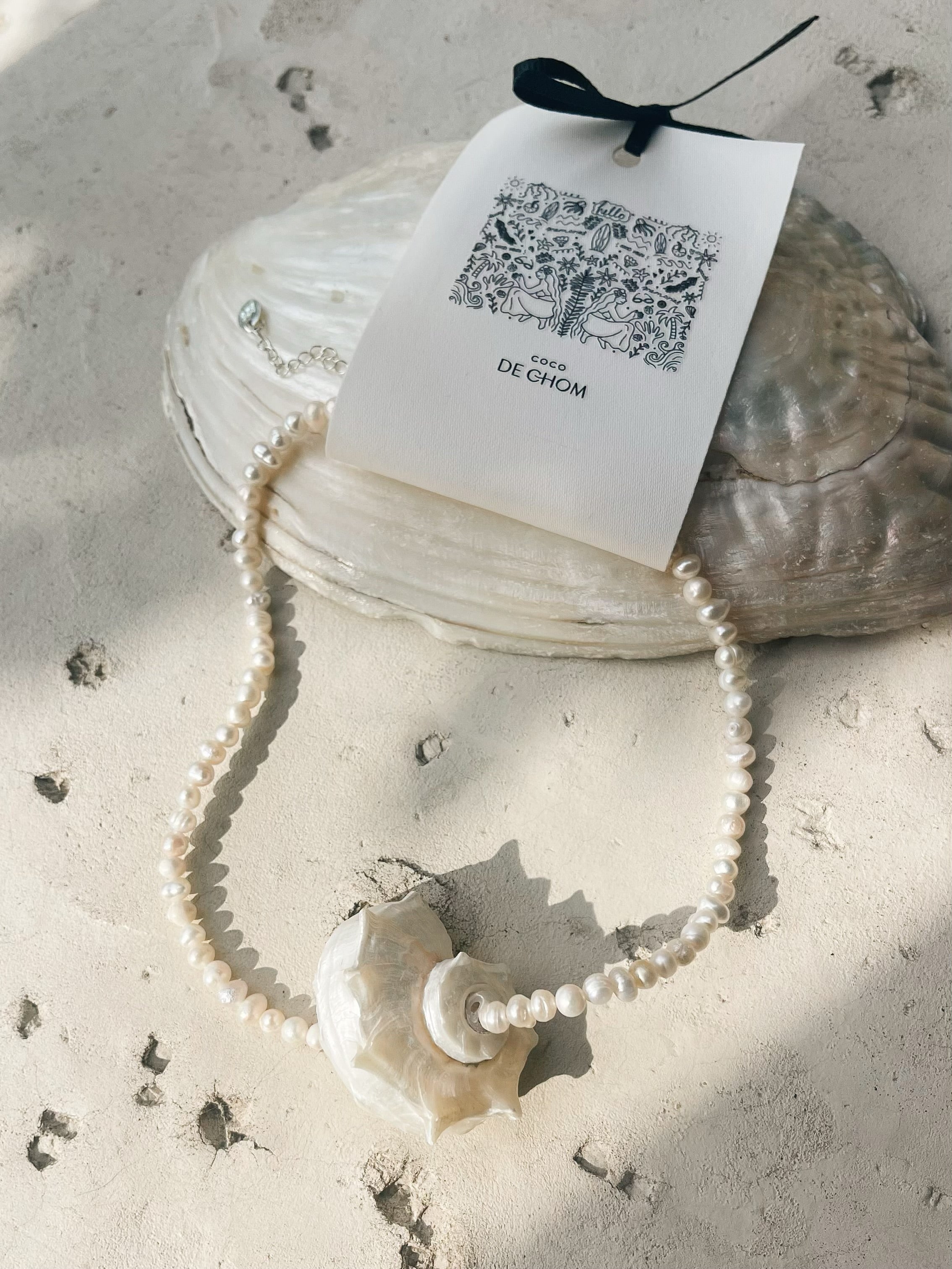Handmade seashell pearl choker necklace featuring natural freshwater pearls, real seashells, and silver accents—perfect for beach weddings, resort wear, boho fashion, and summer vacations.