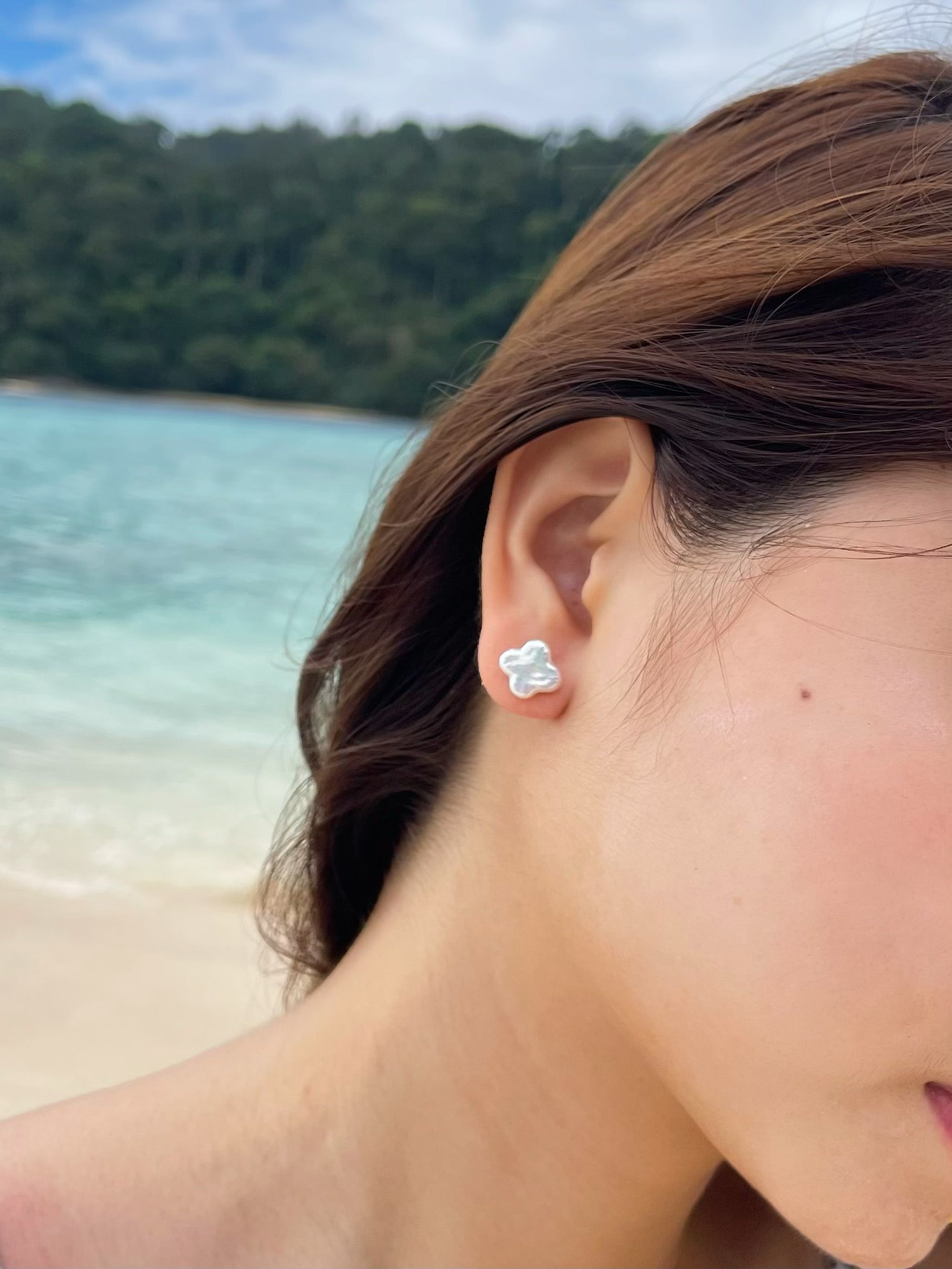 Flower Pearl Star Stud Earrings - Minimalist style. is the perfect choice for beach vacation or every day wear. This pearl earring is made using natural water fresh pearl understated elegance.
