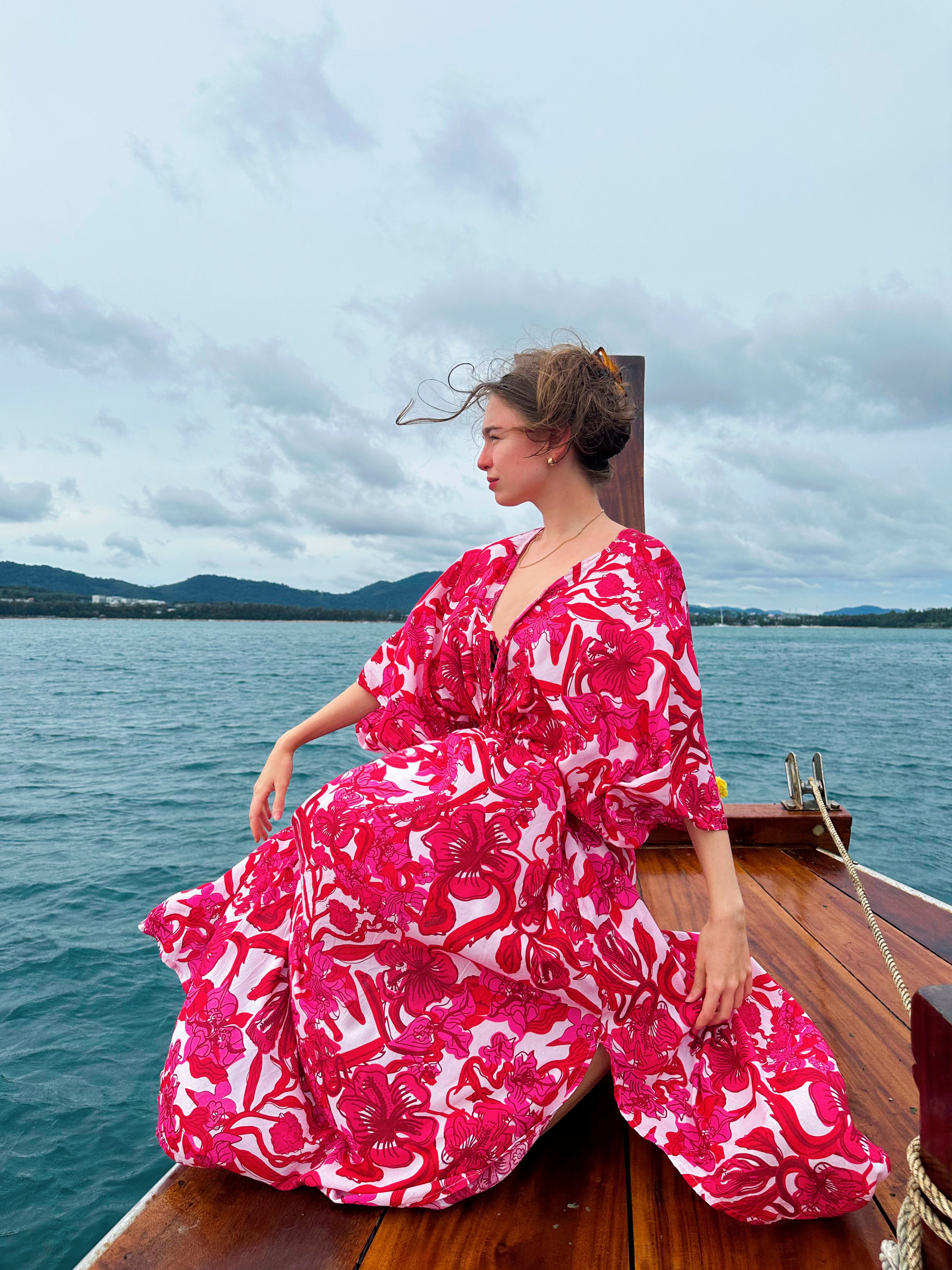Discover the Kaftan in Pink Tropical Flower—a striking fusion of vibrant color and meticulous design. Embrace the thrill of your upcoming escape with this chic and comfortable caftan, perfect for resort dress, cruise wear, party attire, and everyday elegance. Brought to you by Coco de Chom, this caftan is a stylish companion for various occasions.