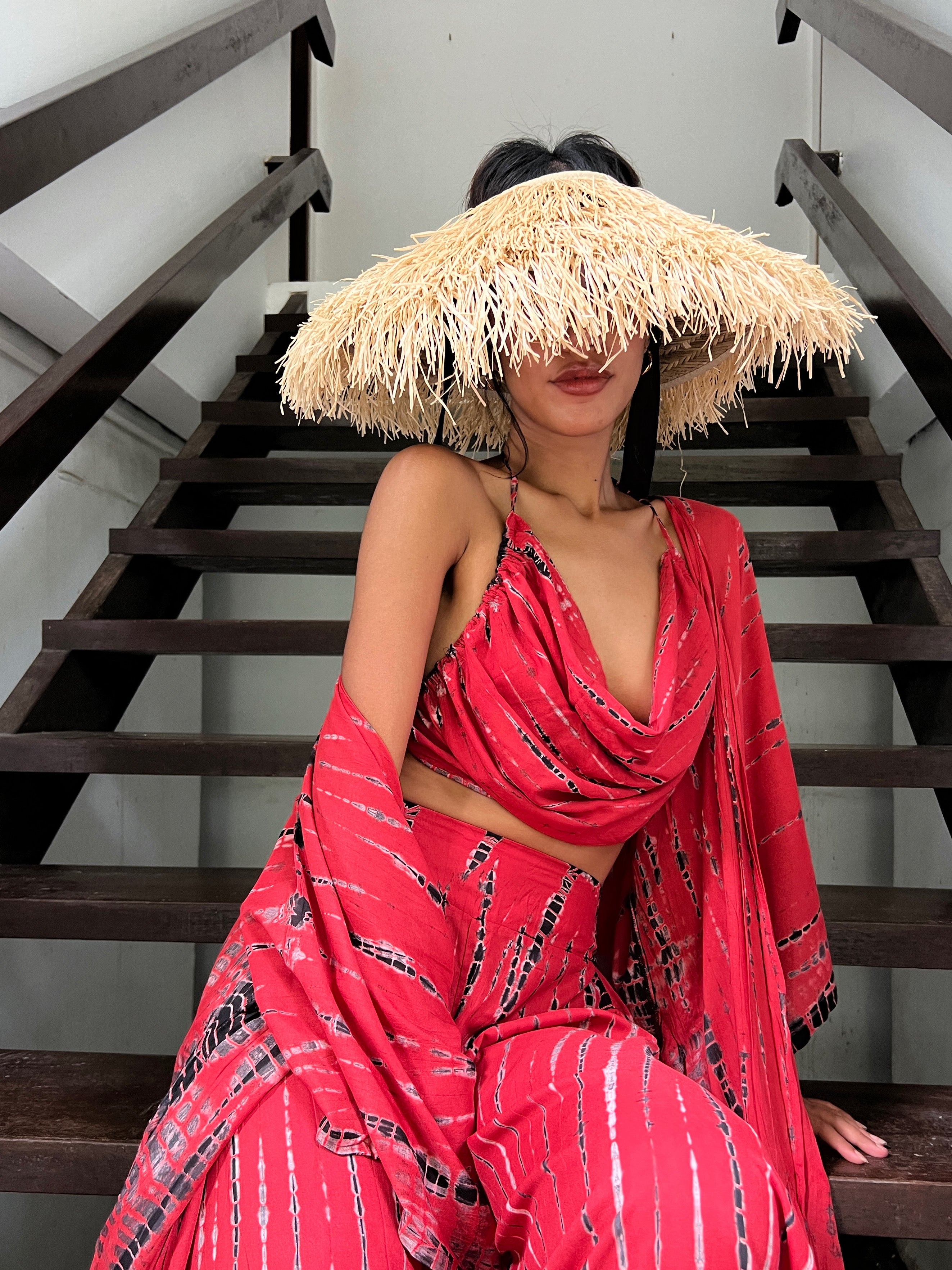 atural Raffia Straw Hat – your ultimate beach accessory! Handmade with sustainable materials, this sun hat combines chic style with practicality. Featuring charming ribbon ties, it offers the perfect blend of fashion and sun protection.