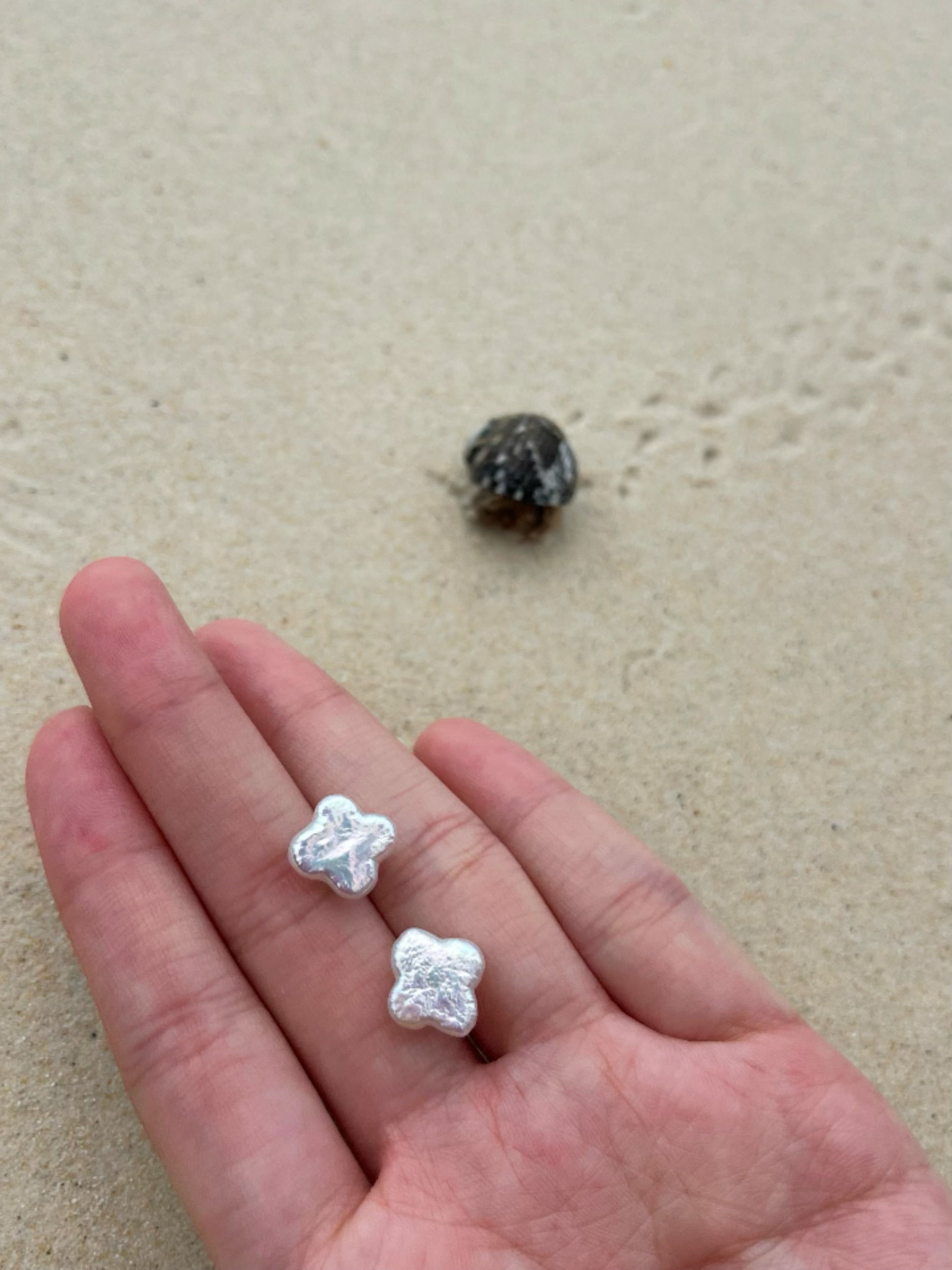 Flower Pearl Star Stud Earrings - Minimalist style. is the perfect choice for beach vacation or every day wear. This pearl earring is made using natural water fresh pearl understated elegance. 