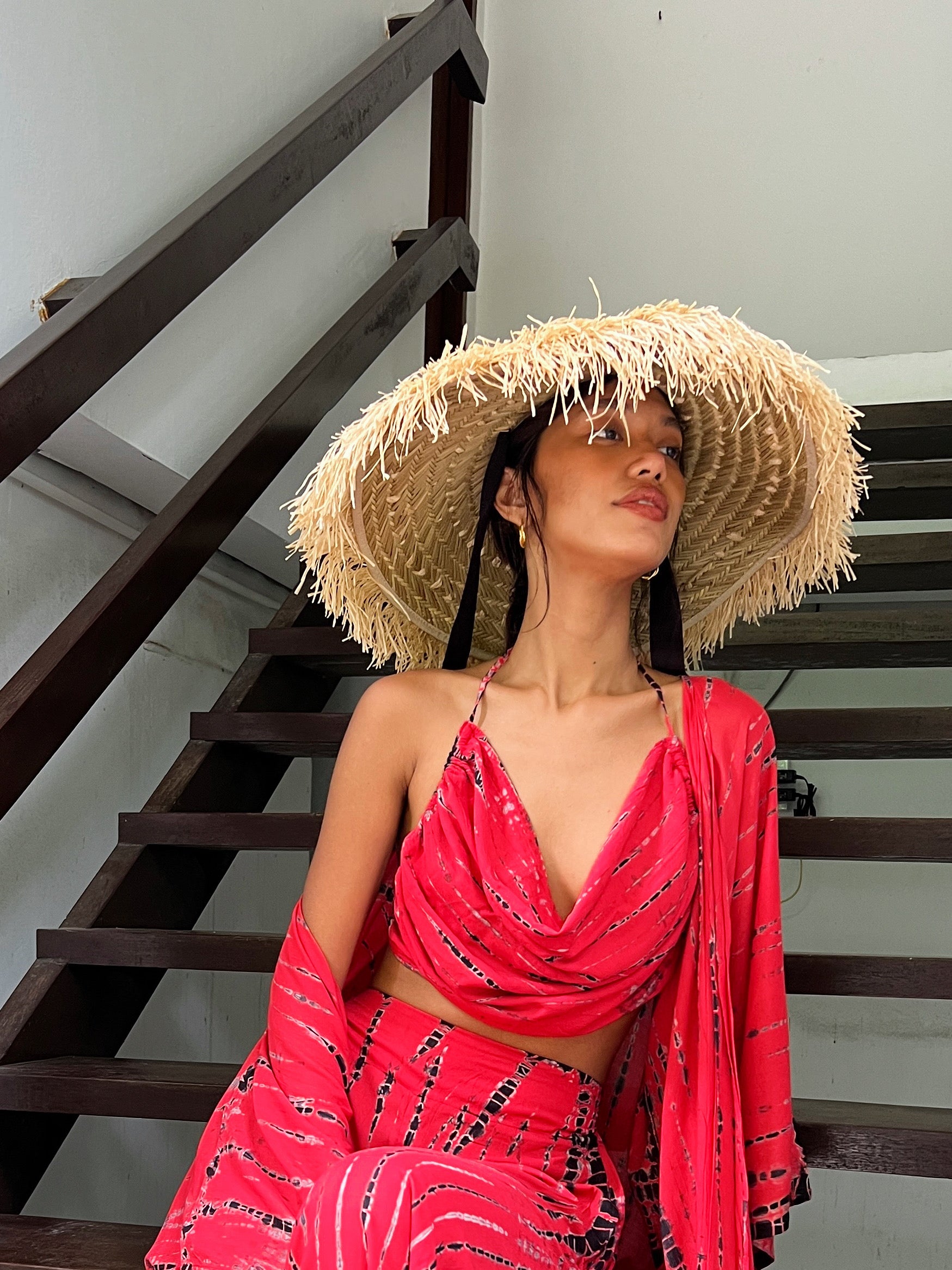 Natural Raffia Straw Hat – your ultimate beach accessory! Handmade with sustainable materials, this sun hat combines chic style with practicality. Featuring charming ribbon ties, it offers the perfect blend of fashion and sun protection. 