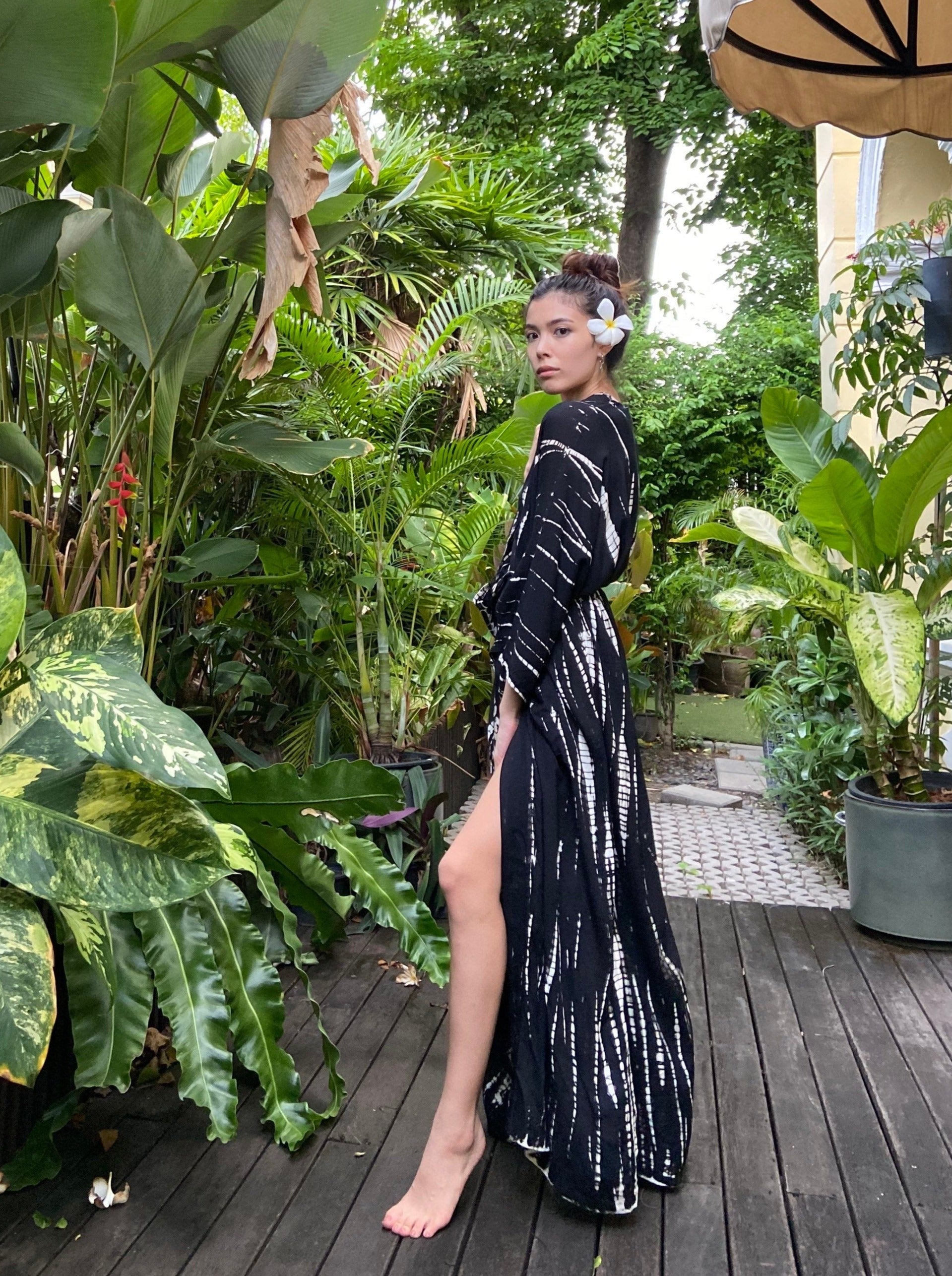 Shop Black Tie dye kimono robe, Summer beach coverup, Oversized kimono robe in tie dye, handmade tie dye kimono with Coco de Chom?