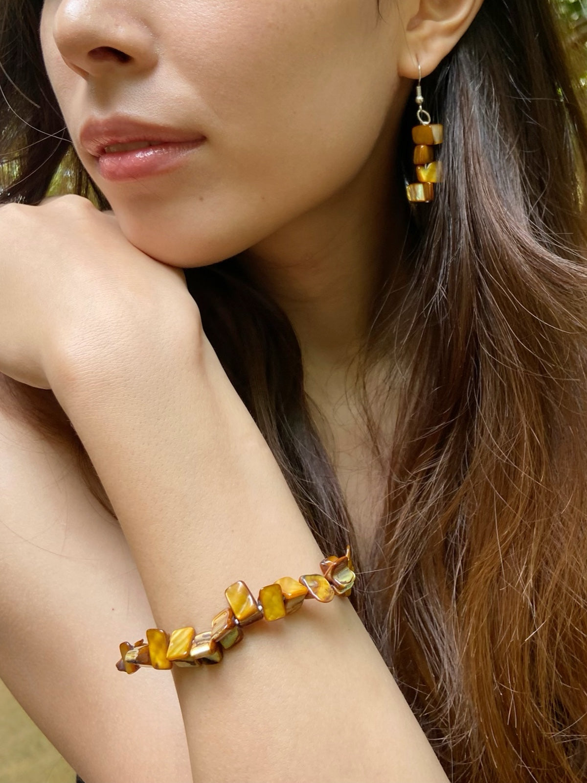 Gold mother of pearl bracelet is the perfect choice for beach vacation or every day wear. This seashell pearl bracelet is made using natural water fresh mother of pearl e for understated elegance.