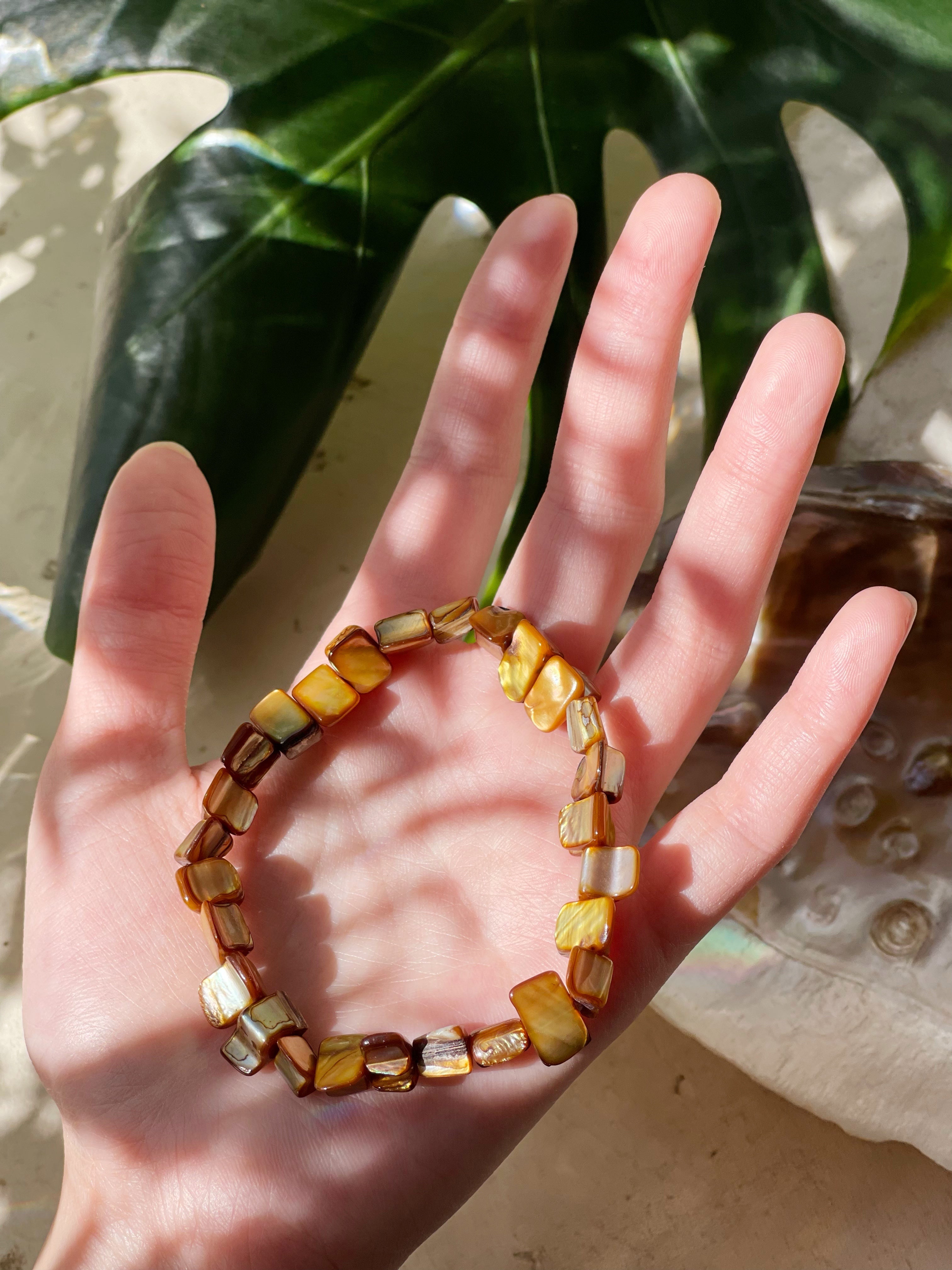 Gold mother of pearl bracelet is the perfect choice for beach vacation or every day wear. This seashell pearl bracelet is made using natural water fresh mother of pearl e for understated elegance.