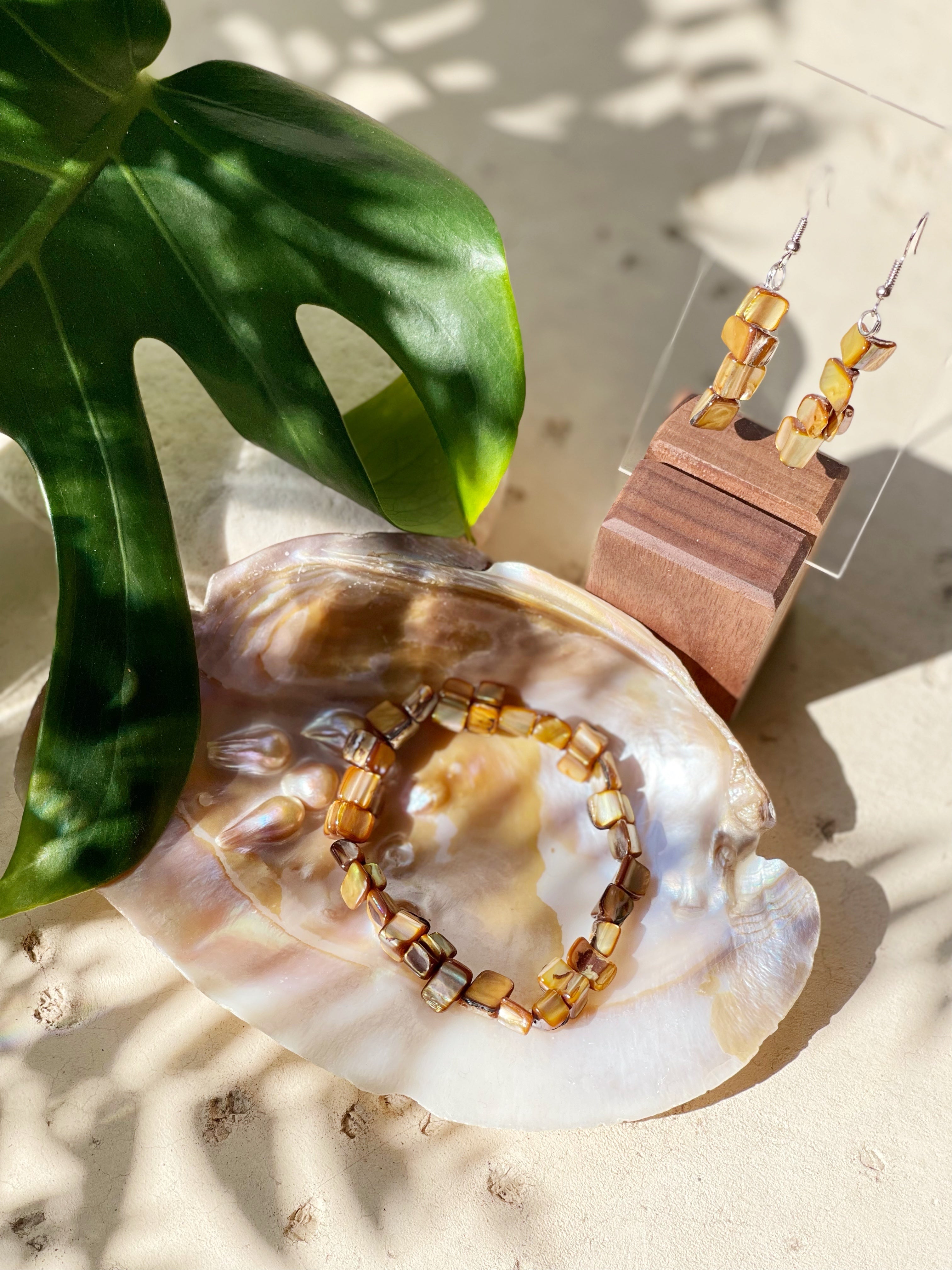 Gold mother of pearl bracelet is the perfect choice for beach vacation or every day wear. This seashell pearl bracelet is made using natural water fresh mother of pearl e for understated elegance.