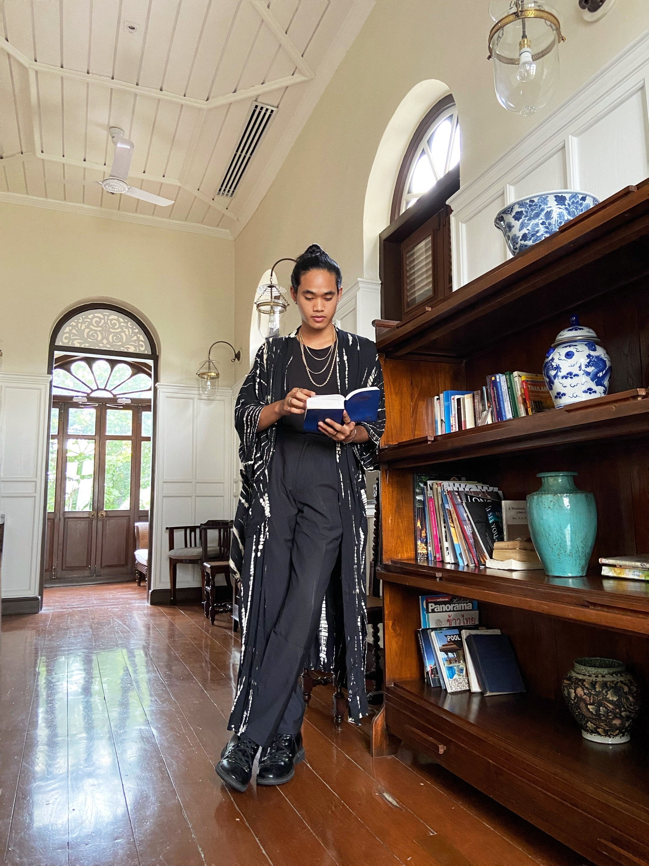 Shop Black Tie dye kimono robe, Summer beach coverup, Oversized kimono robe in tie dye, handmade tie dye kimono with Coco de Chom?