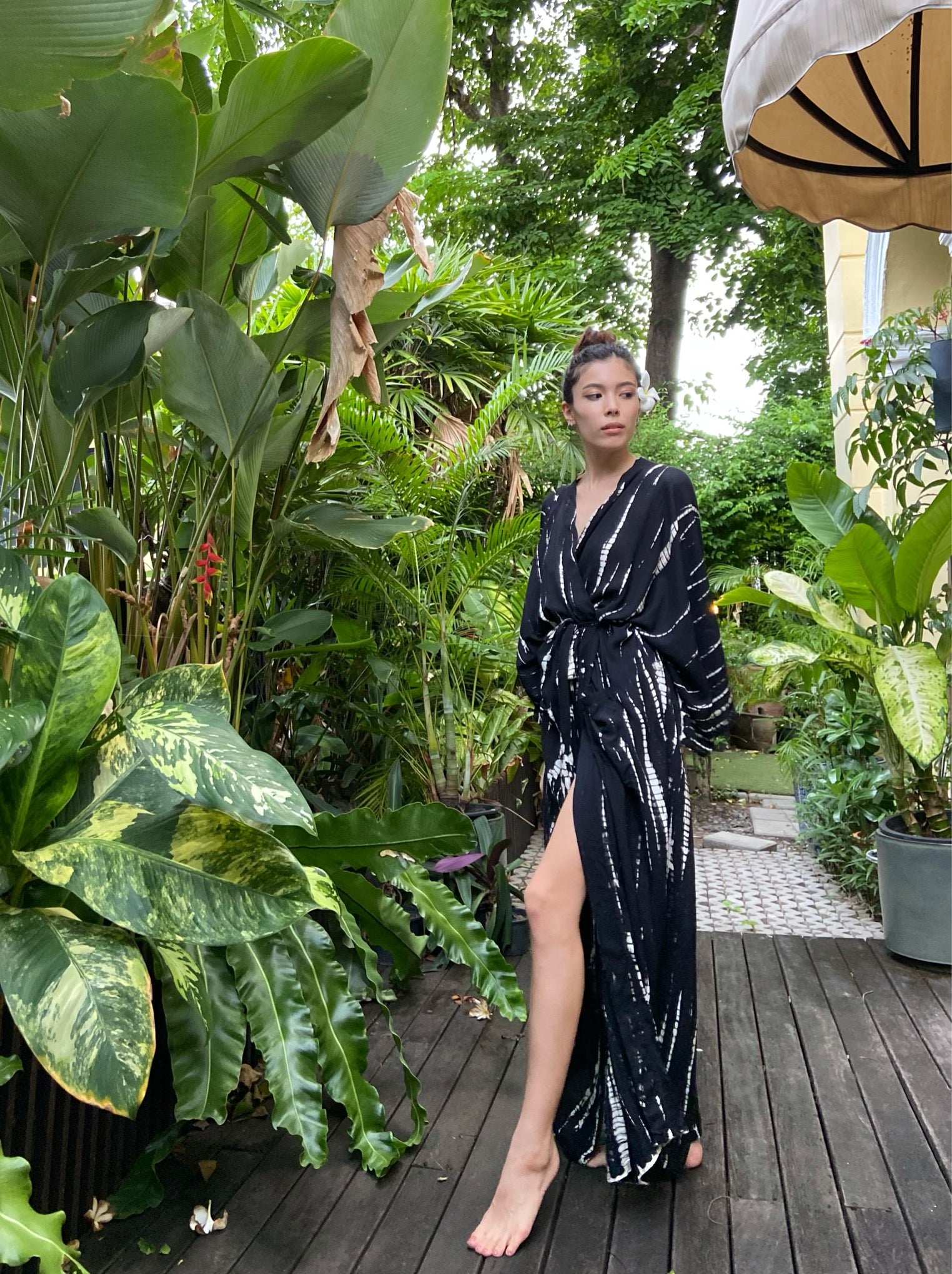 Shop Black Tie dye kimono robe, Summer beach coverup, Oversized kimono robe in tie dye, handmade tie dye kimono perfect for beachwear, resortwear with Coco de Chom?