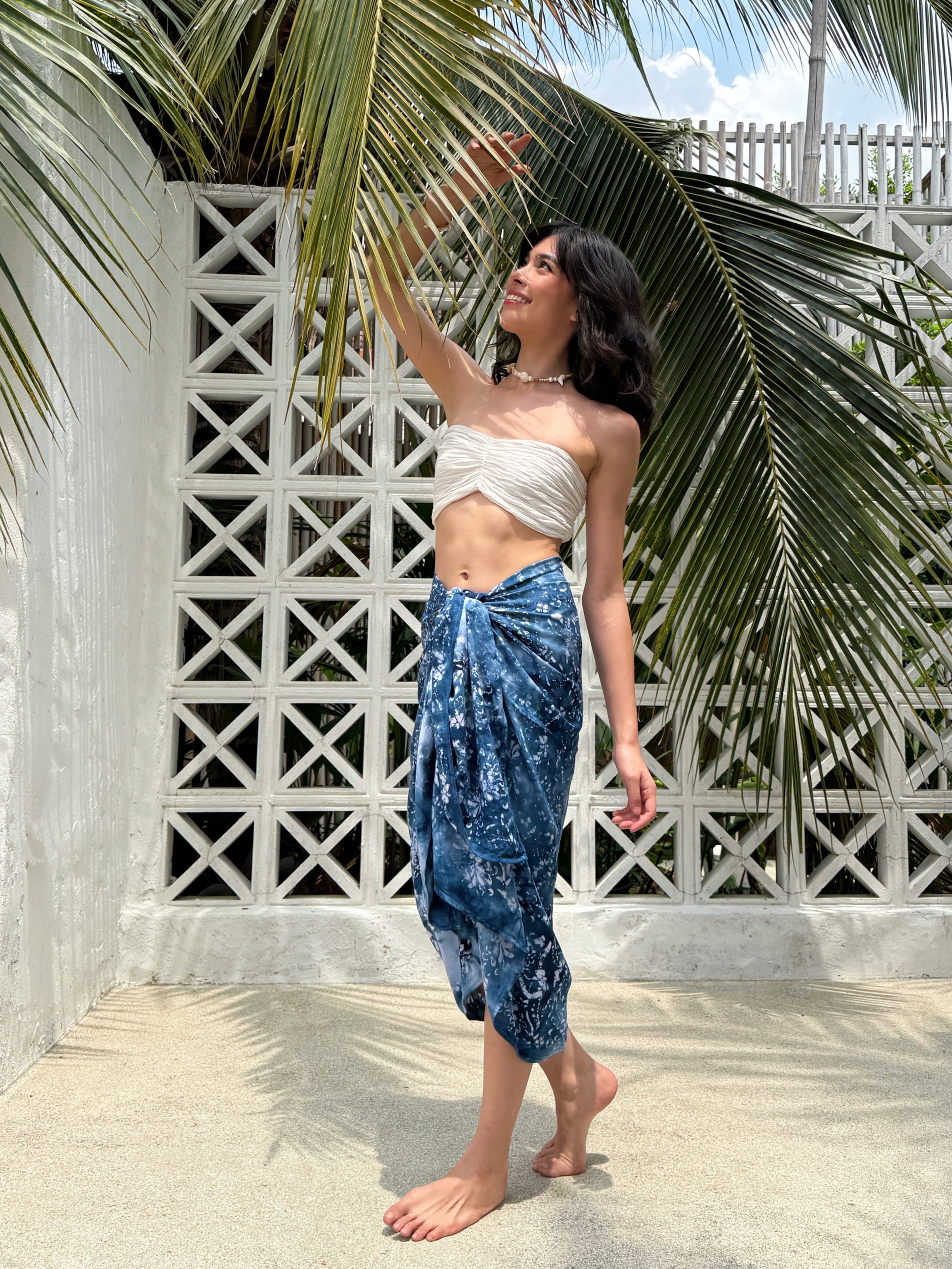 beach sarong wrap dress Versatile Dress: 7-in-1 Pareo - Swimsuit Cover Up A sarong / pareo is a large piece of cloth that you can wrap around your body in different ways Tropical Cotton Batik Sarong