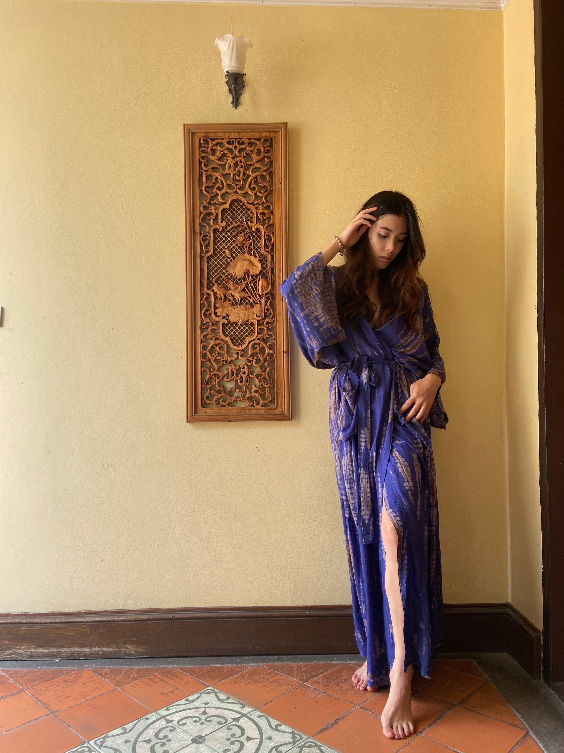 This unisex tie dye long kimono robe in purple, this Swan Tie dye kimono robe is the perfect piece for a boho look and ultimate comfort! Get yours now!