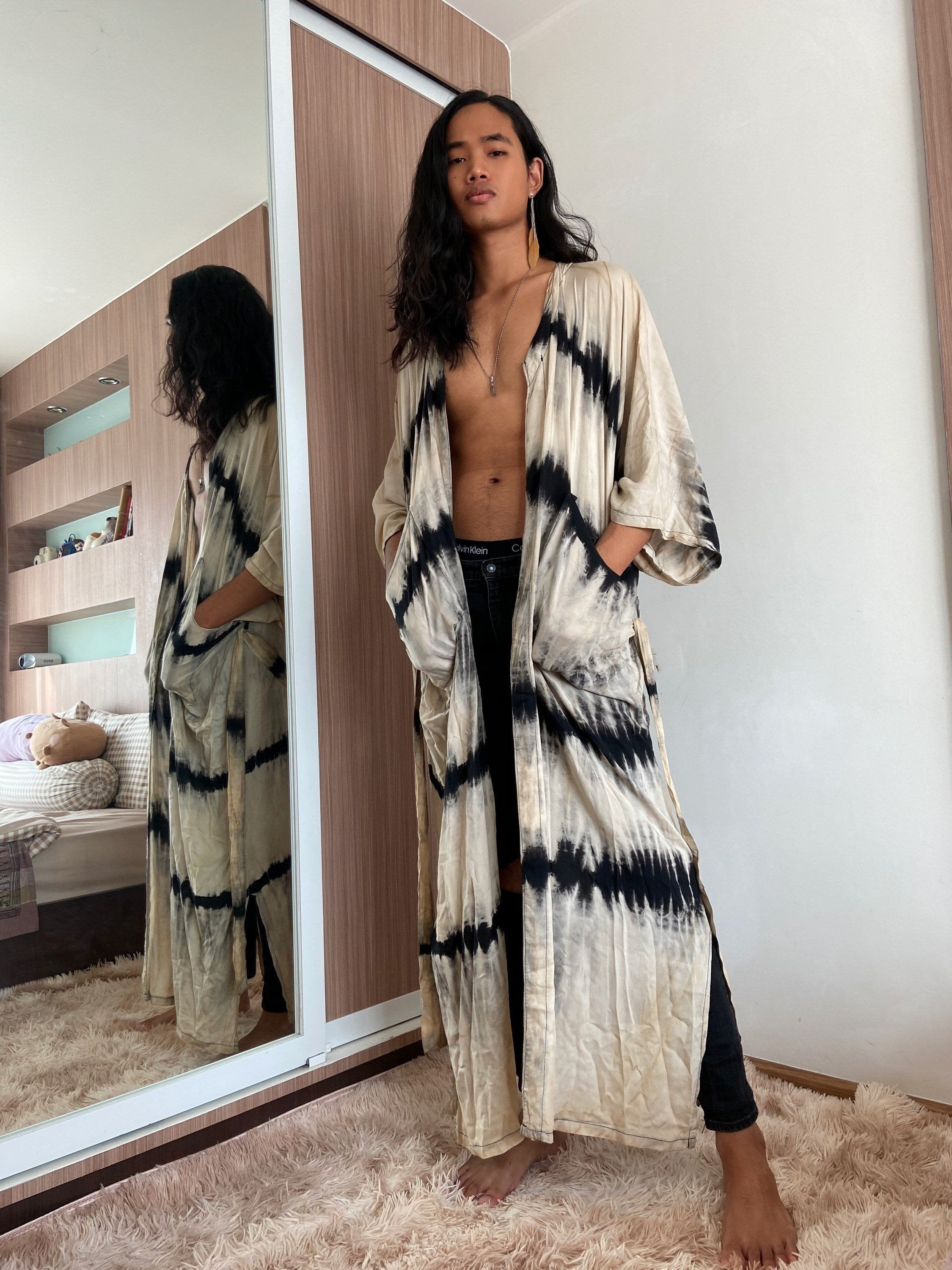 This unisex long kimono robe from Swan Tie dye is the perfect piece for a boho look and ultimate comfort! Get yours now!